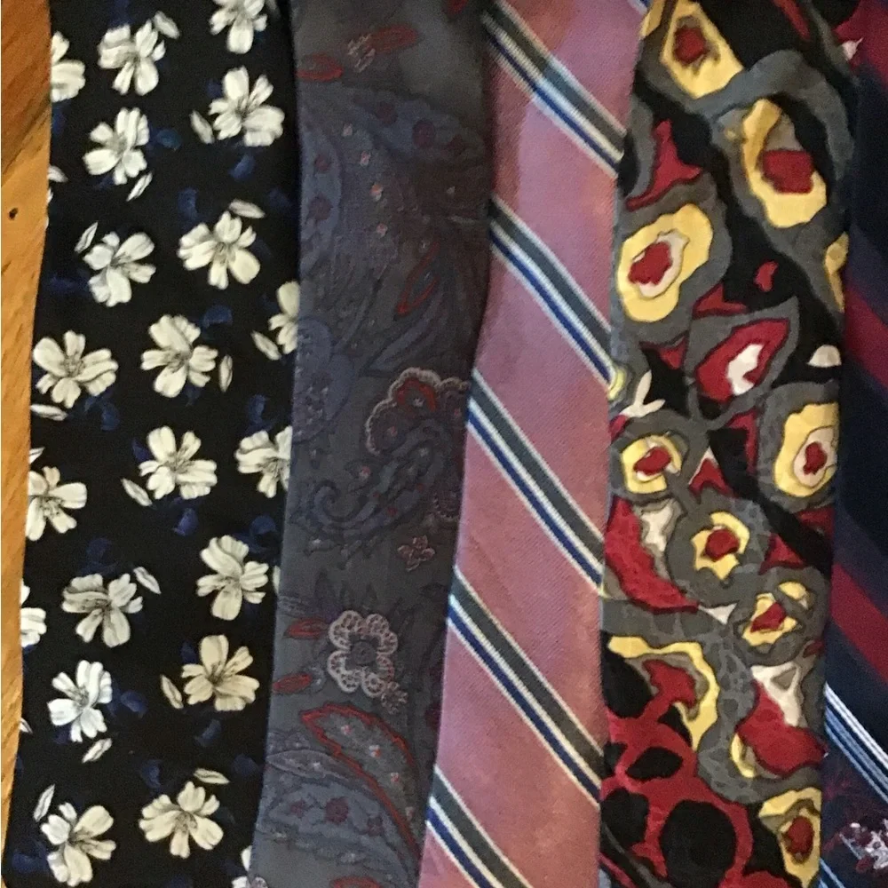 A total of 10 men’s neckties. Please see photos.